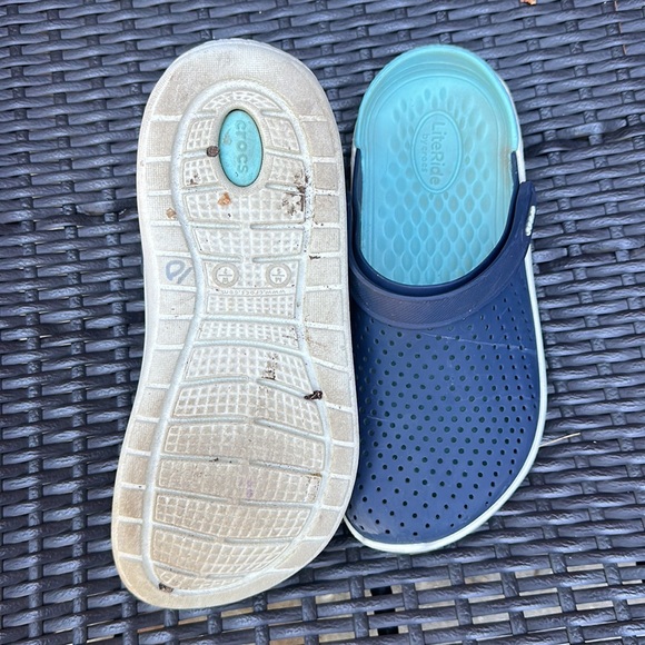 Women’s Crocs SZ 7 - Picture 5 of 6